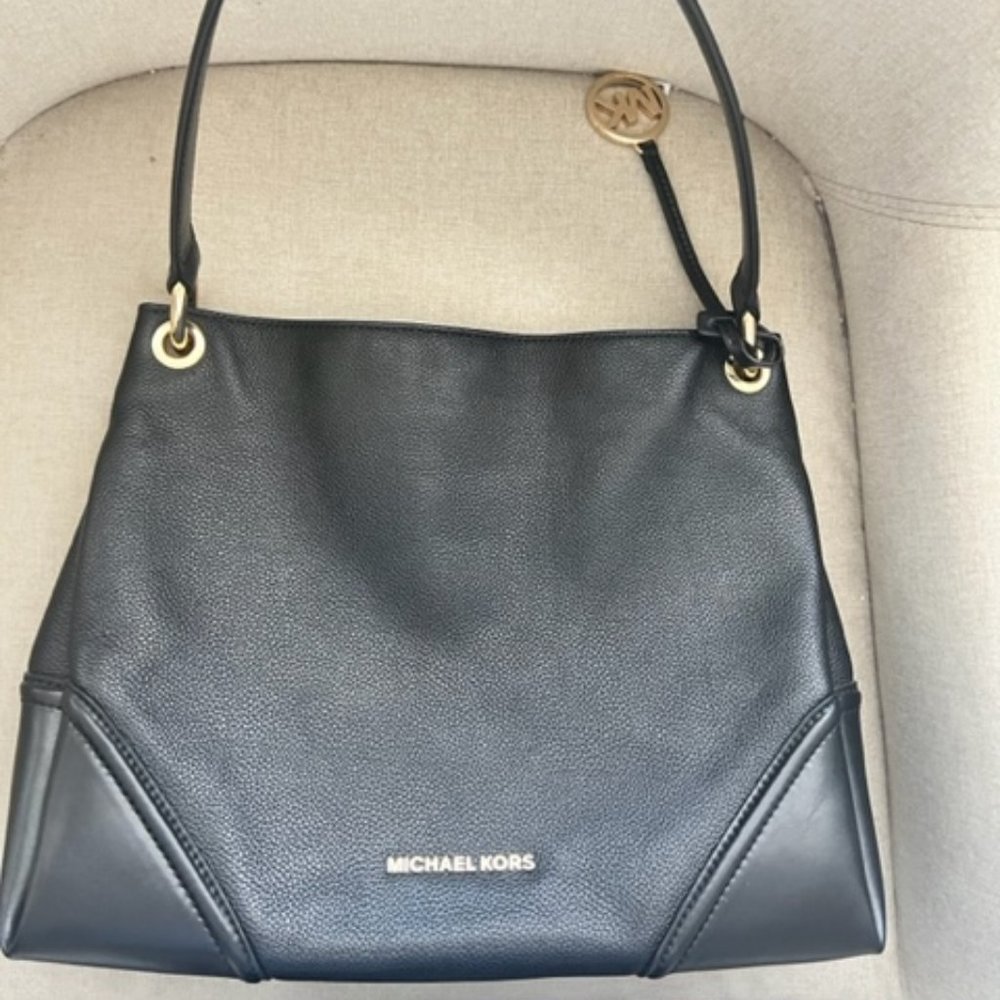 Stunning Michael Kors Authentic, shoulder tote leather purse